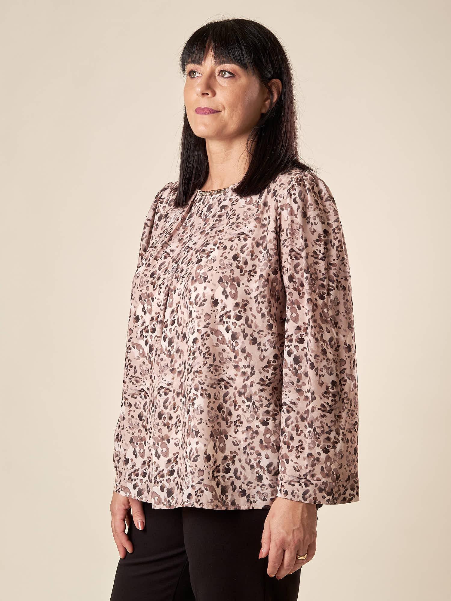 Blusa Donna Curvy Girocollo  Fantasia Animalier con Dettaglio Collana e Pience Comfort. F708YBFSAMU NERO Lizalù 
