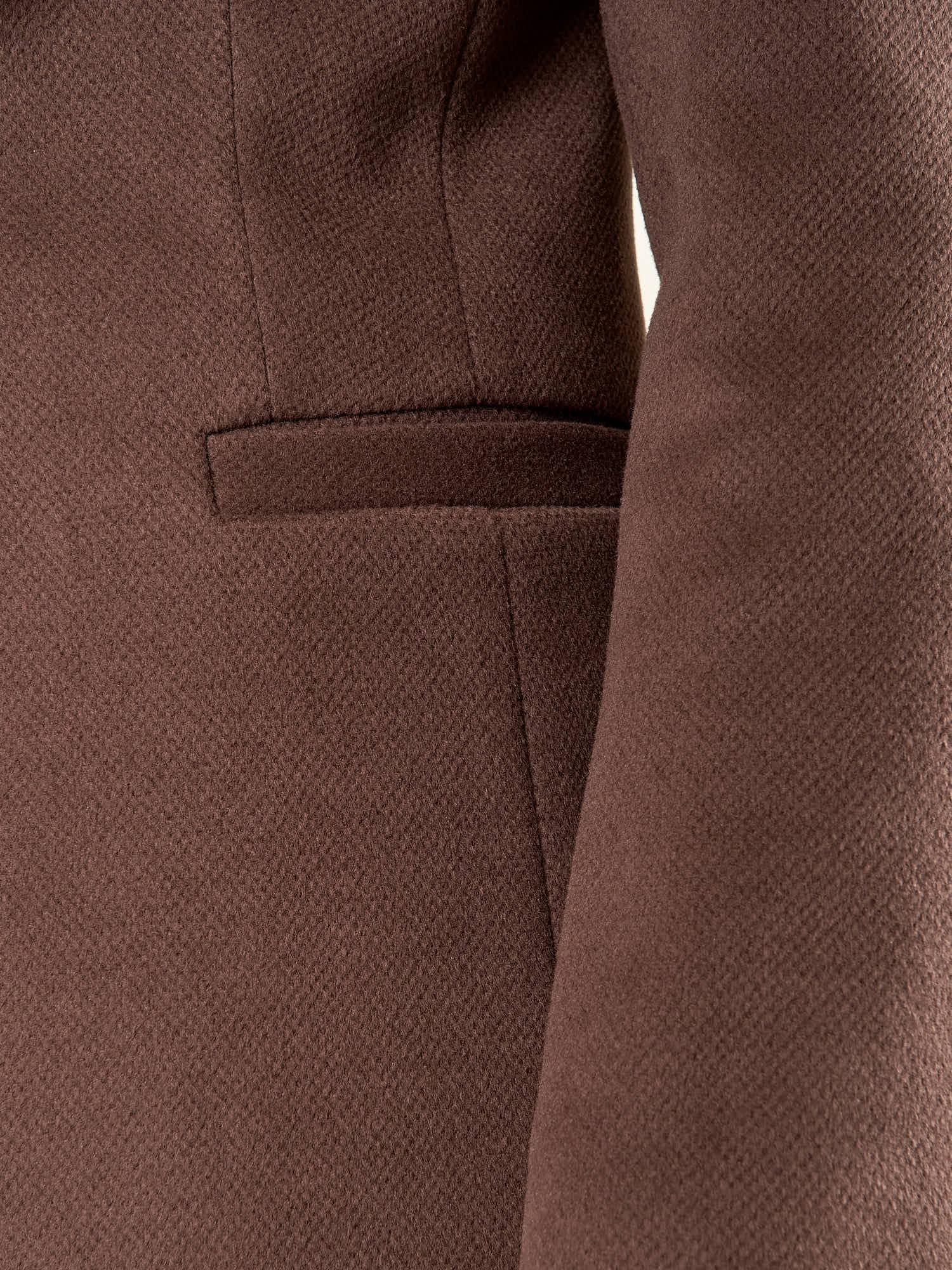 Cappotto donna monopetto ad un bottone. Tasche a filetto, petto a lancia e martingala sul retro. CP003470 CIOCCOLATO ARTIGLI 