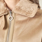 Ecomontone donna con dettagli in ecopelliccia. Zip frontale e tasche con zip. NDR/P78/1 BEIGE LARA PRINCE 