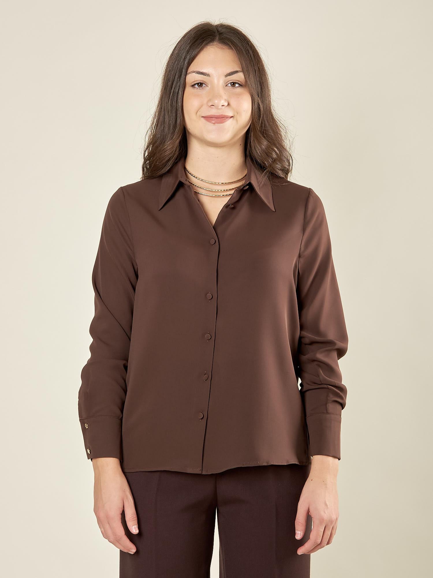Camicia donna manica lunga. Eleganza morbida e dettagli raffinati. CA003230 CACAO ARTIGLI 