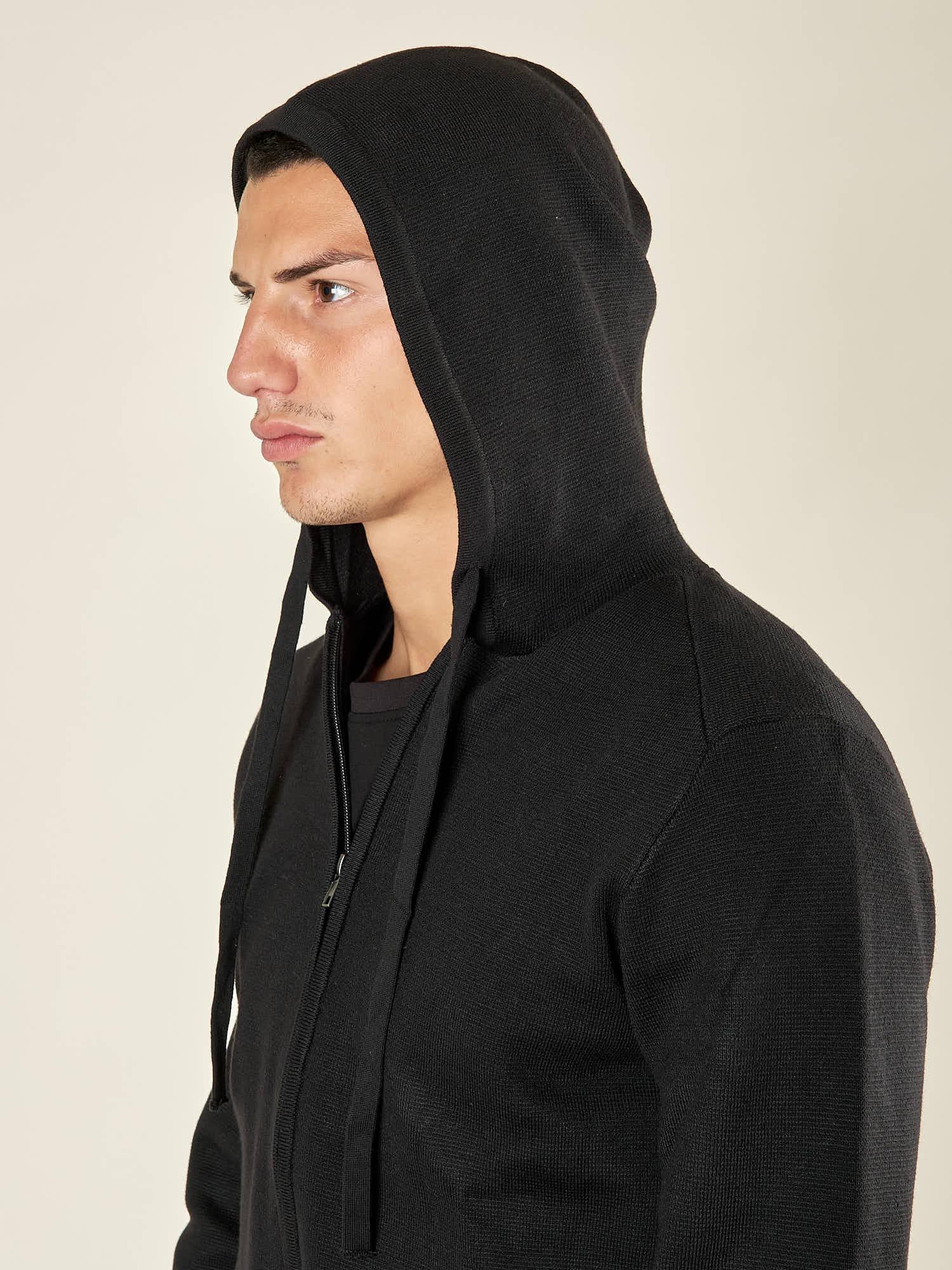 Maglia Uomo Invernale in Misto Viscosa con Zip e Cappuccio. Stile Sportivo ed Eleganza Casual. CON4051225 BLACK CONSENSO 