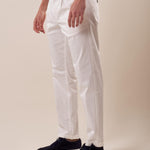 Pantalone modello chino in tessutocotone  raso saten con risvolto e pence. CON2518425 OFF WHITE CONSENSO Uomo 
