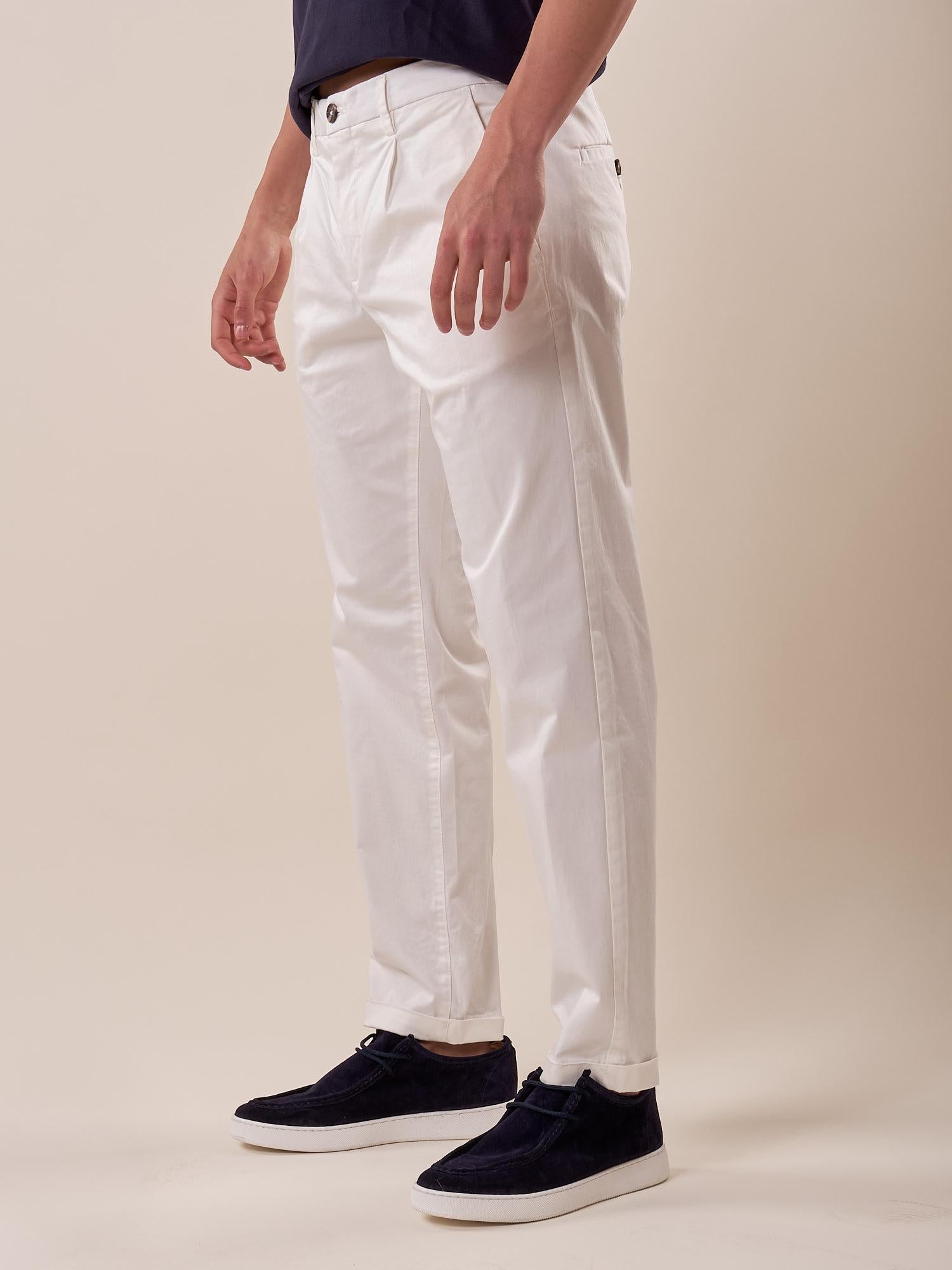 Pantalone modello chino in tessutocotone  raso saten con risvolto e pence. CON2518425 OFF WHITE CONSENSO Uomo 