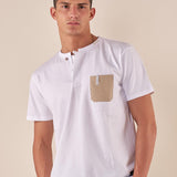 T-shirt Uomo manica corta serafino con taschino a contrasto. BAM5460 BIANCO BACI & ABBRACCI 