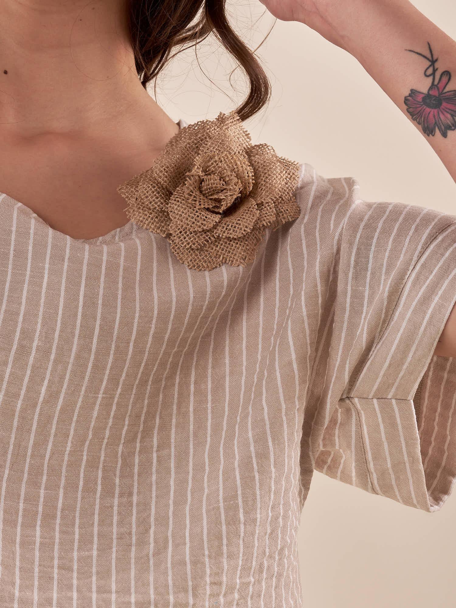 Maglia Donna a righe con maniche corte e bottoni decorativi e spilla. PG357M/EC BEIGE EXTASY 