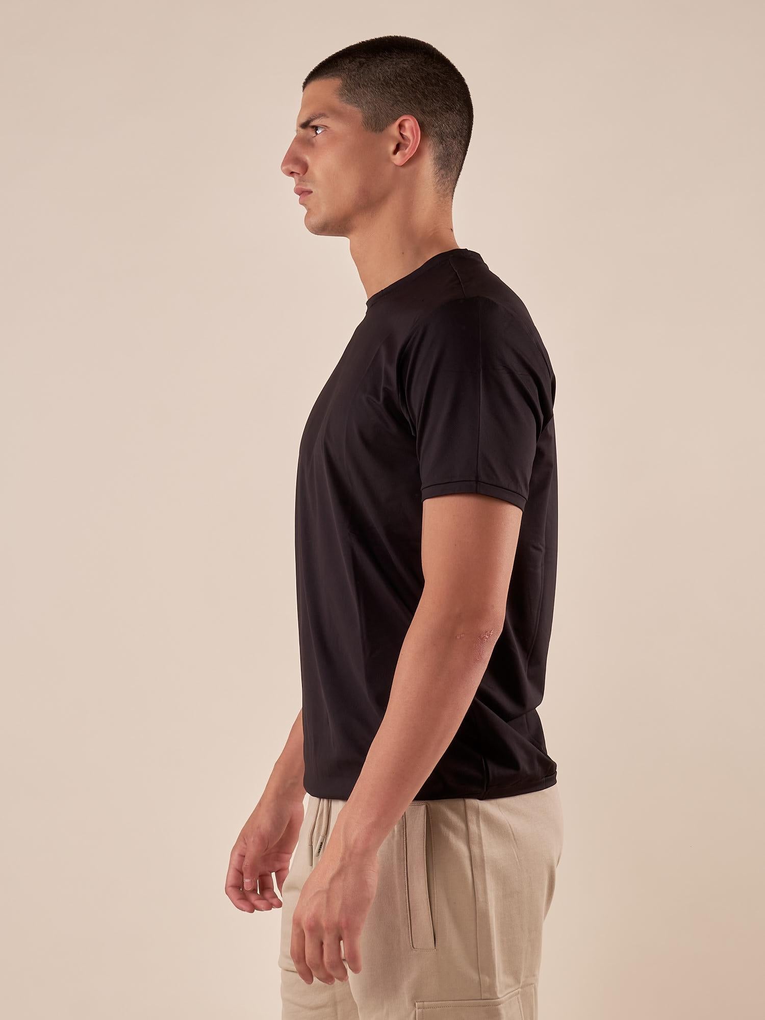 T-Shirt Uomo manica corta in tessuto tecnico traspirante ideale per sport e attività outdoor. M48952 NERO SUPERIOR VINTAGE 