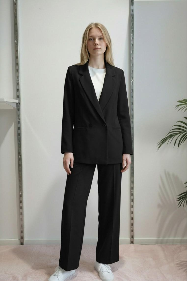 Giacca da donna in tessuto crêpe a doppio petto con due bottoni e tasche a filetto. DR5038 NERO REver 