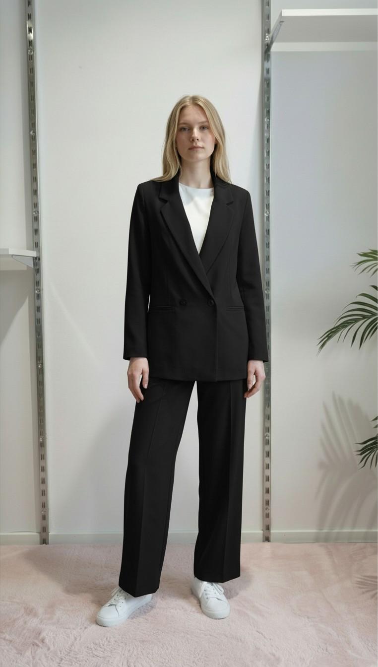 Giacca da donna in tessuto crêpe a doppio petto con due bottoni e tasche a filetto. DR5038 NERO REver 