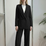 Giacca da donna in tessuto crêpe a doppio petto con due bottoni e tasche a filetto. DR5038 NERO REver 