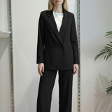 Giacca da donna in tessuto crêpe a doppio petto con due bottoni e tasche a filetto. DR5038 NERO REver 