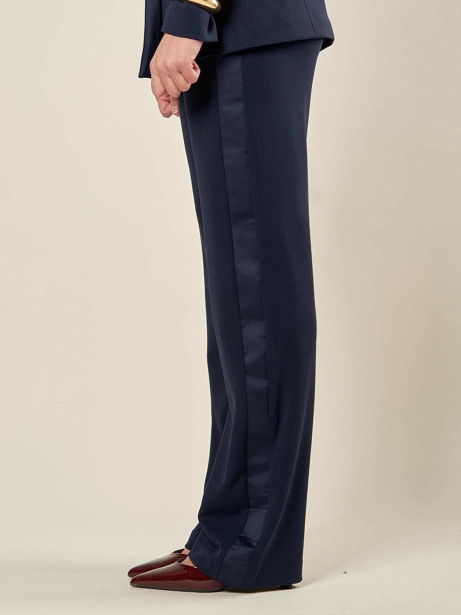 Pantalone palazzo donna in scuba crepe con bande laterali in raso. Eleganza fluida e comfort contemporaneo. PA003479 BLU ARTIGLI 