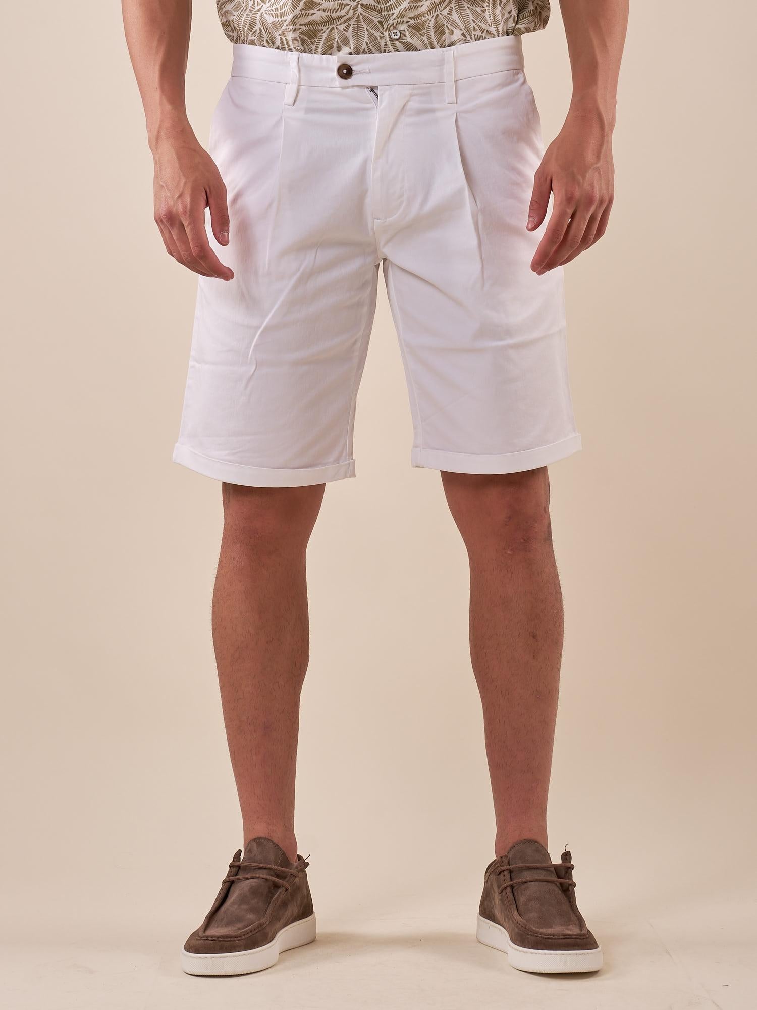 Bermuda Uomo in cotone elasticizzato con pince e risvolto tasca america. M48635 BIANCO GUY 