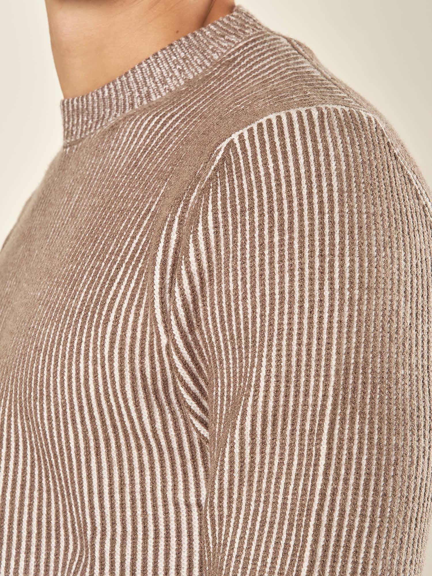 Maglia Uomo Invernale in Morbido Tessuto con Mezzo Collo Rigato. Eleganza e Comfort in un Solo Capo. DM9572 TORTORA DATCH 