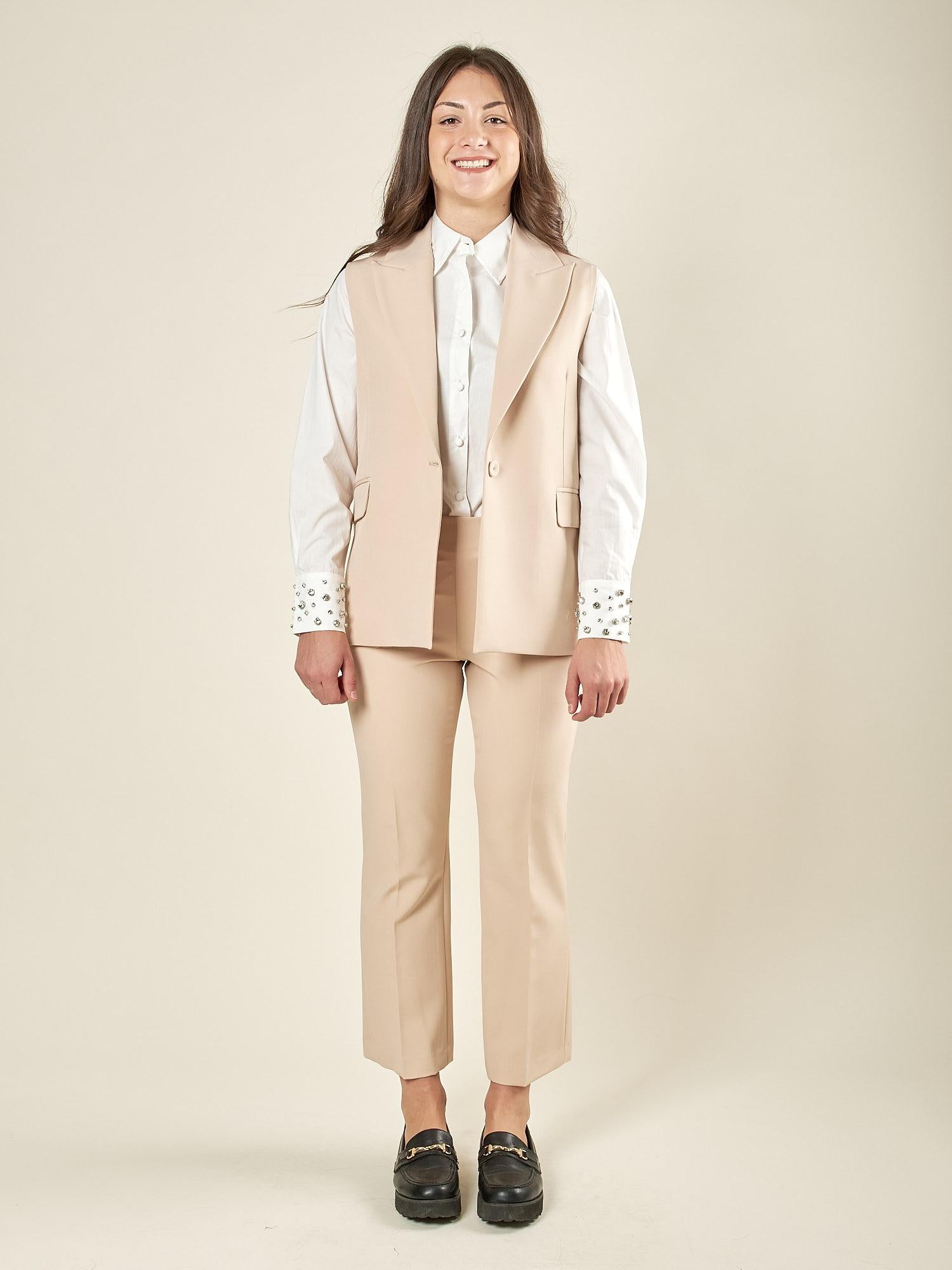 Gilet donna lungo in tessuto tecnico. Chiusura a un bottone, revers a lancia e tasche con pattine. GL003035 ONICE ARTIGLI 