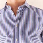 Camicia da uomo a righe in cotone elasticizzato manica lunga vestibilità regular con riprese sul retro. CE1270H BLU HAMAKI-HO 