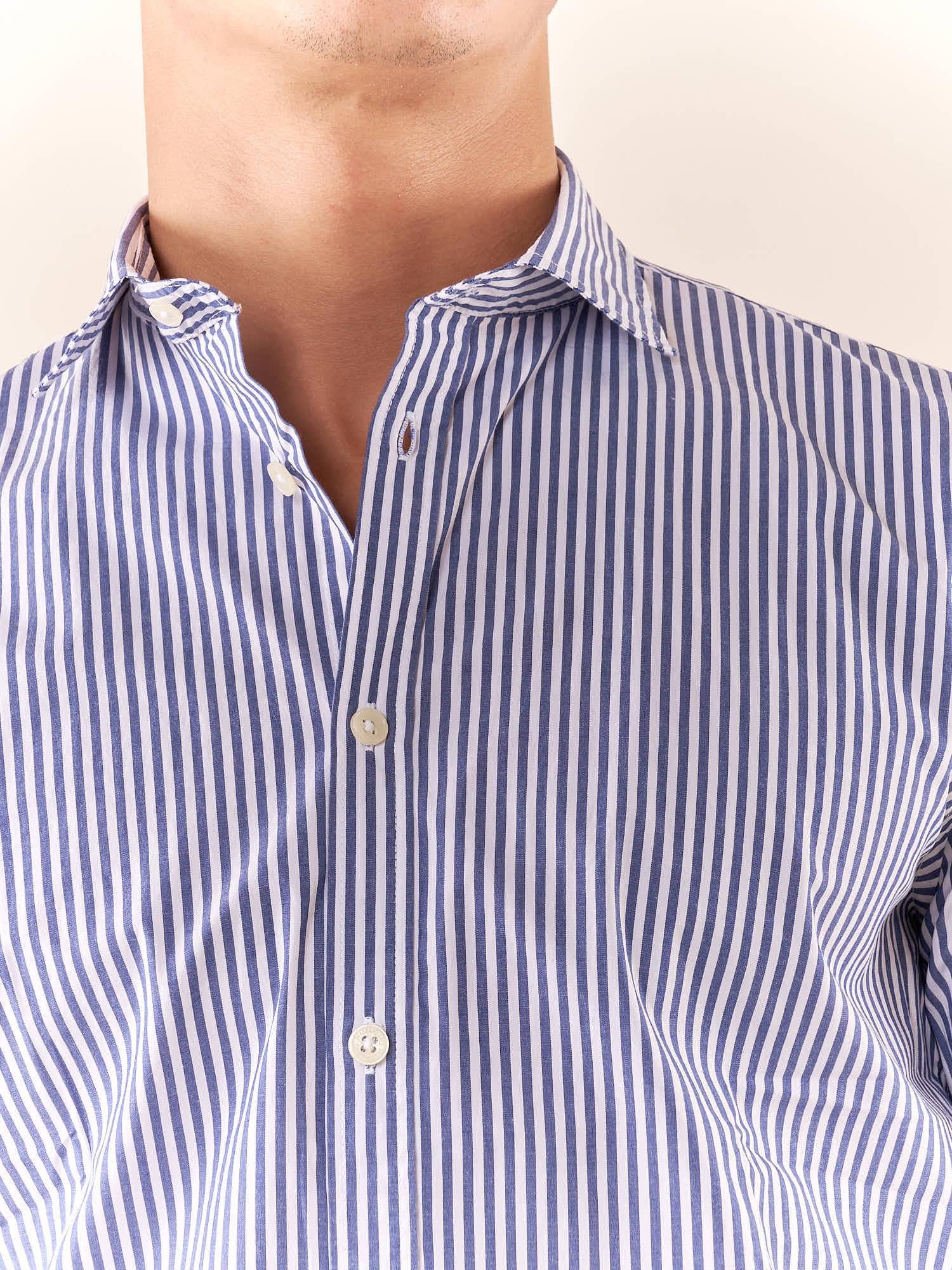 Camicia da uomo a righe in cotone elasticizzato manica lunga vestibilità regular con riprese sul retro. CE1270H BLU HAMAKI-HO 