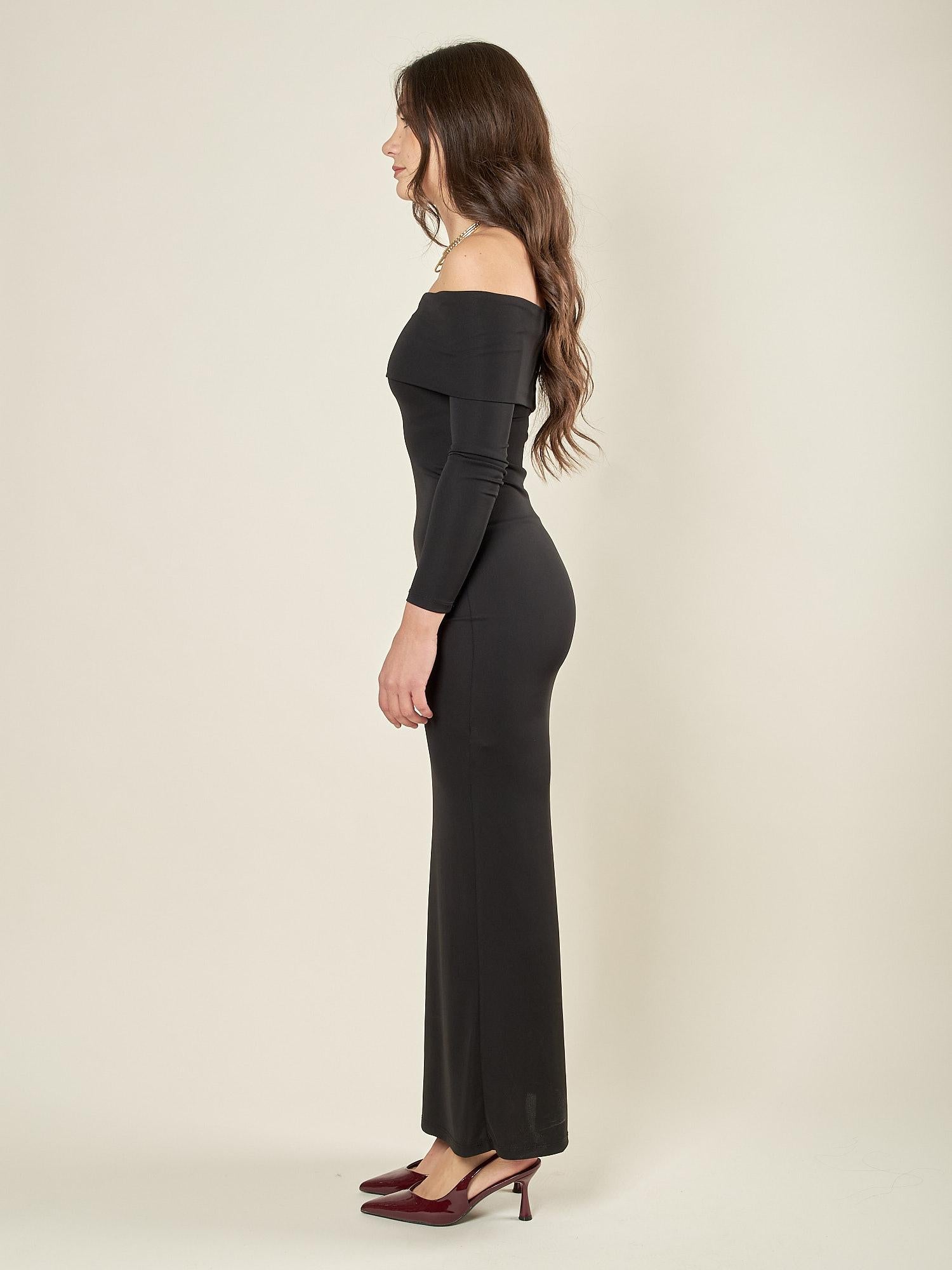 Abito lungo donna con scollo Shiffer e spacco posteriore. Sensualità ed eleganza in un solo capo. AB003159 NERO ARTIGLI 