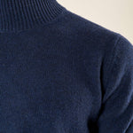 Maglia Uomo Collo Lupetto in Misto Lana. Comfort Termico e Stile Minimal. CON415225 INCHIOSTRO CONSENSO 