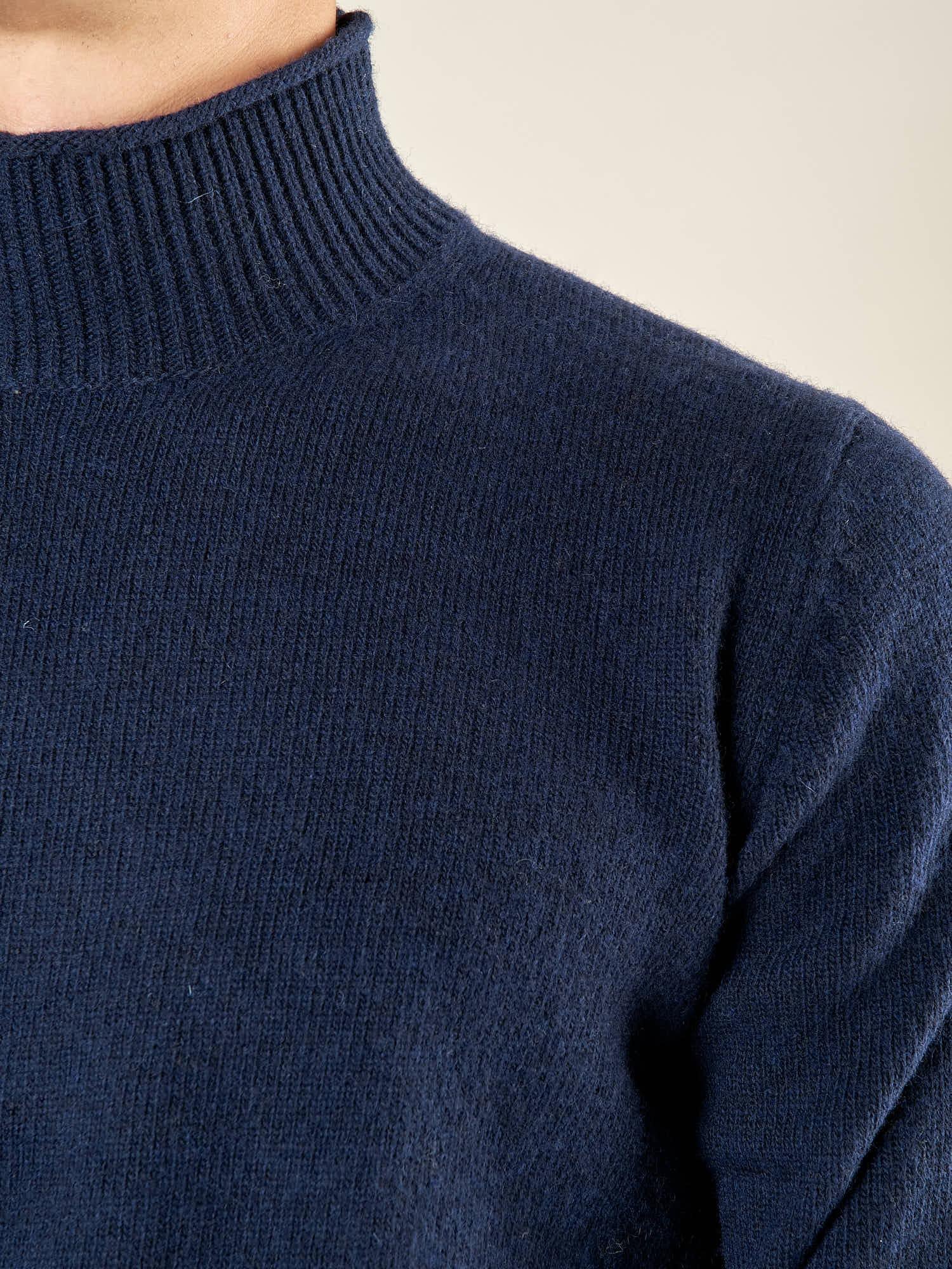 Maglia Uomo Collo Lupetto in Misto Lana. Comfort Termico e Stile Minimal. CON415225 INCHIOSTRO CONSENSO 