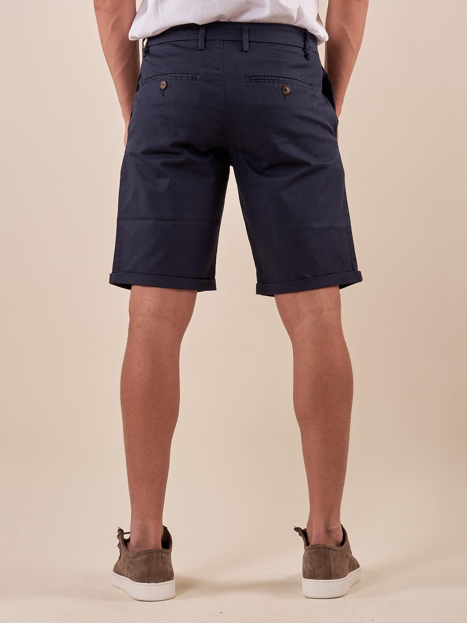 Bermuda Uomo in cotone elasticizzato con pince e risvolto tasca america. M48635 BLU GUY 