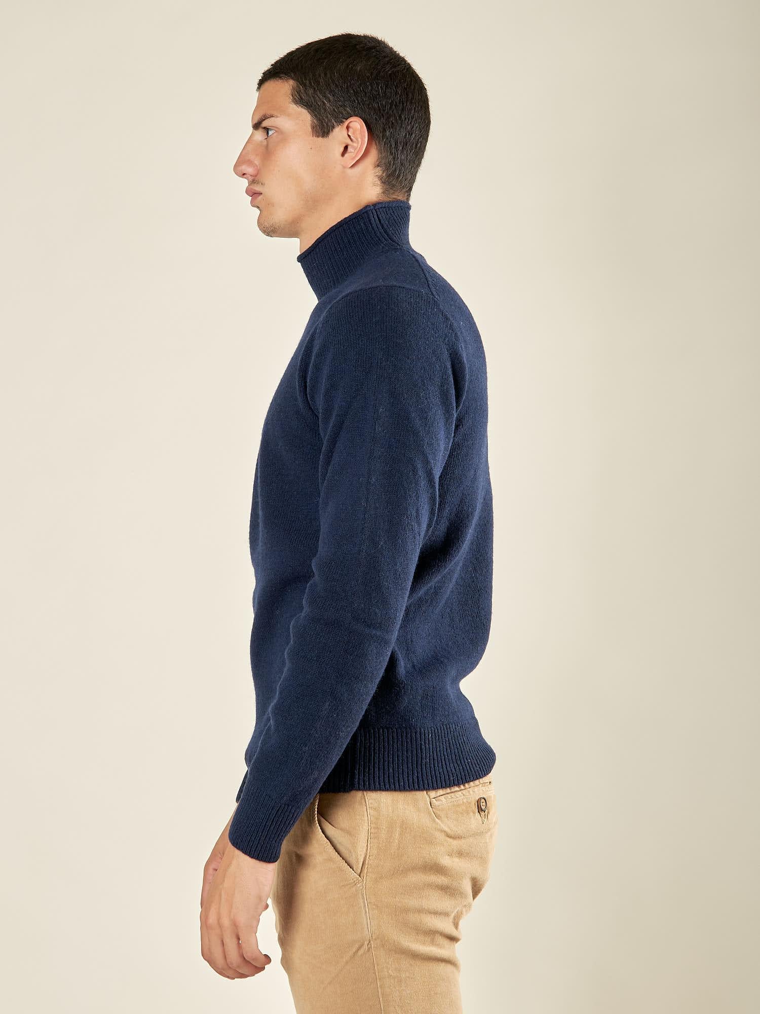 Maglia Uomo Collo Lupetto in Misto Lana. Comfort Termico e Stile Minimal. CON415225 INCHIOSTRO CONSENSO 