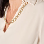 Blusa Donna Curvy con Collo Camicia  Dettaglio Collana e Arricciatura sulla Spalla. F708YBFSARA CREMA Lizalù 