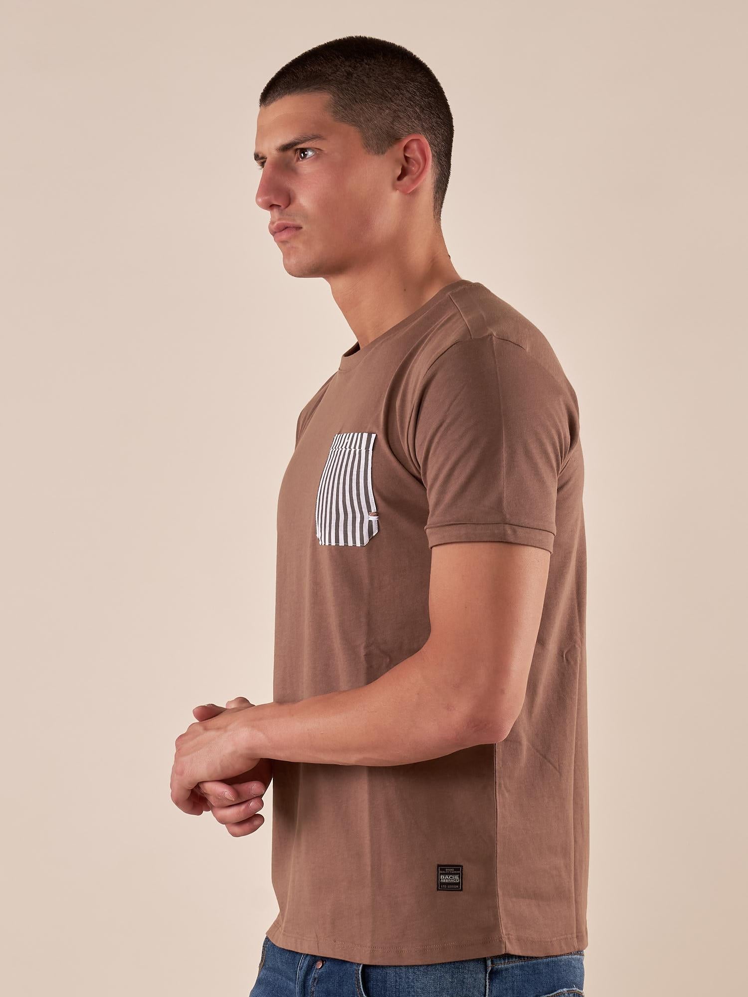T-Shirt Uomo Manica Corta in 100% Cotone con Taschino Rigato  Comfort e Stile Casual BAM5463 TORTORA BACI & ABBRACCI 