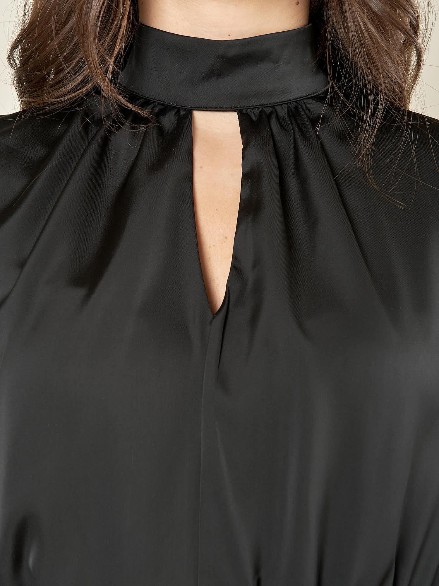 Abito donna corto in raso. Maniche lunghe, effetto portafoglio. AB003442 NERO ARTIGLI 