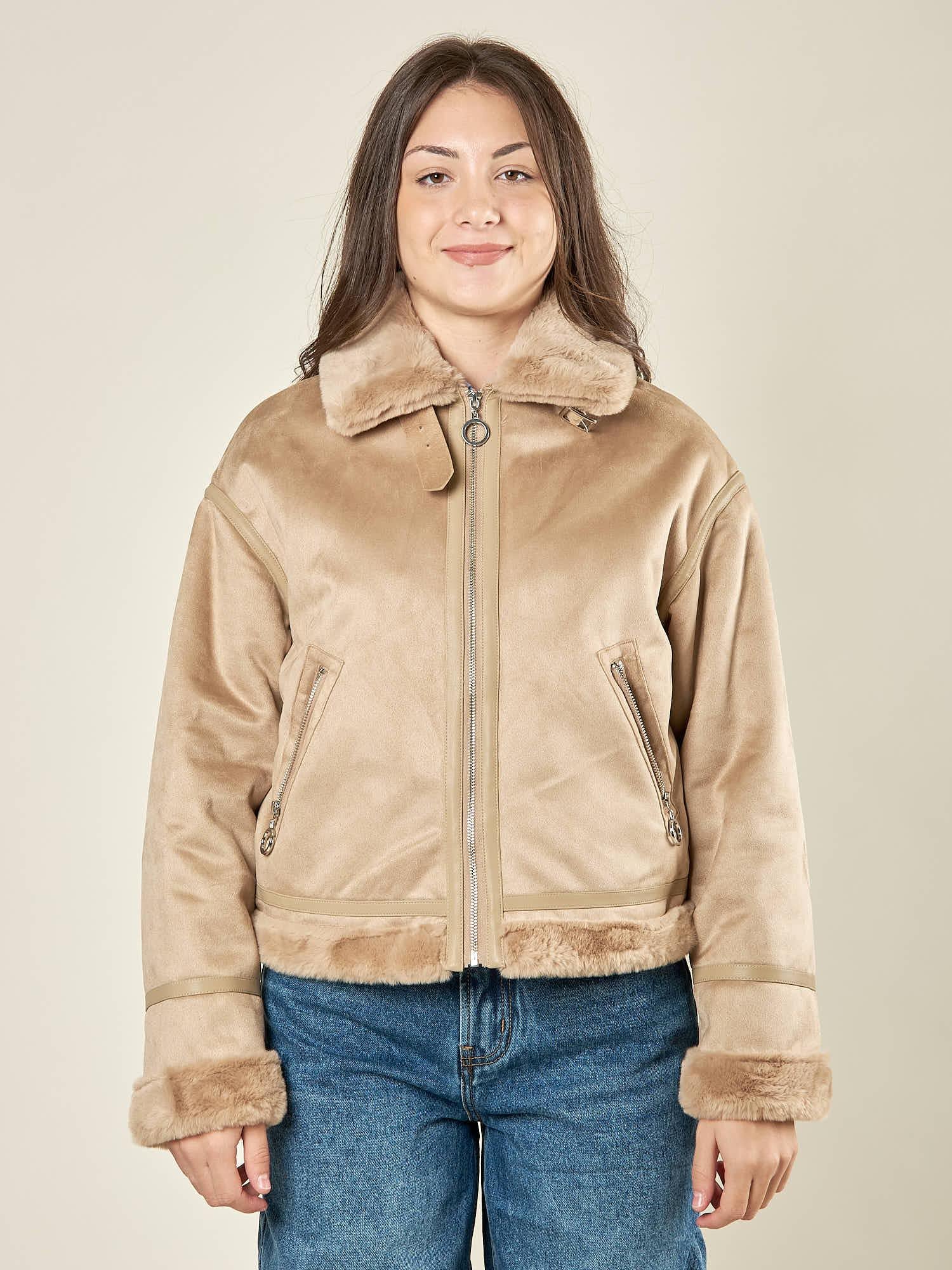 Ecomontone donna con dettagli in ecopelliccia. Zip frontale e tasche con zip. NDR/P78/1 BEIGE LARA PRINCE 