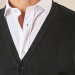Cardigan Uomo manica lunga in misto viscosa. Eleganza rilassata e comfort naturale. CON/3005900 VERDE BOTTIGLIA CONSENSO 