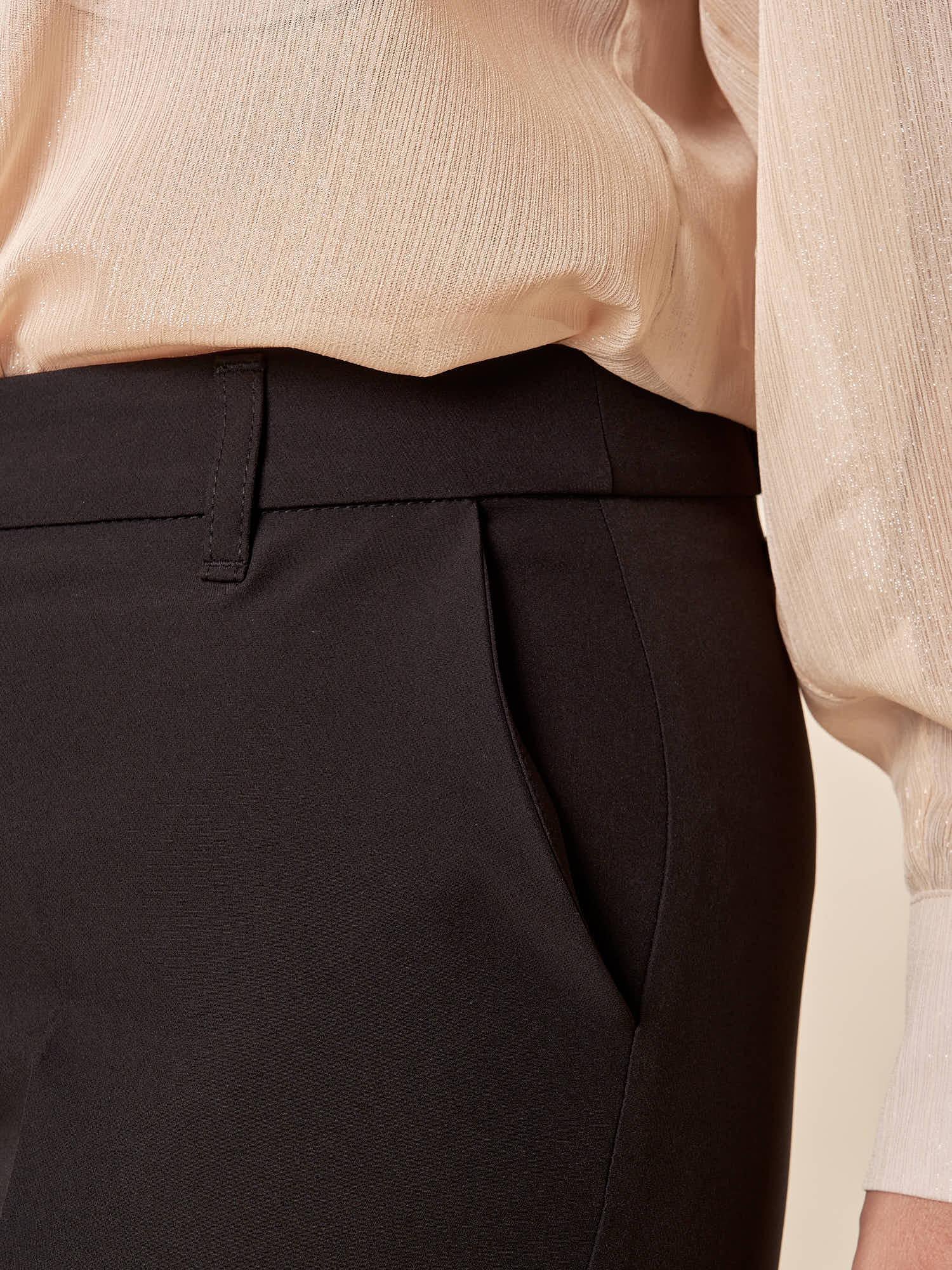 Pantalone Donna Curvy in tessuto tecnico con spacchetto e bottone oro. F299YBFALIDA NERO Lizalù 
