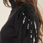 Maglia donna manica lunga con collo alto e applicazioni strass. Eleganza brillante e comfort quotidiano. MA002800 NERO ARTIGLI 