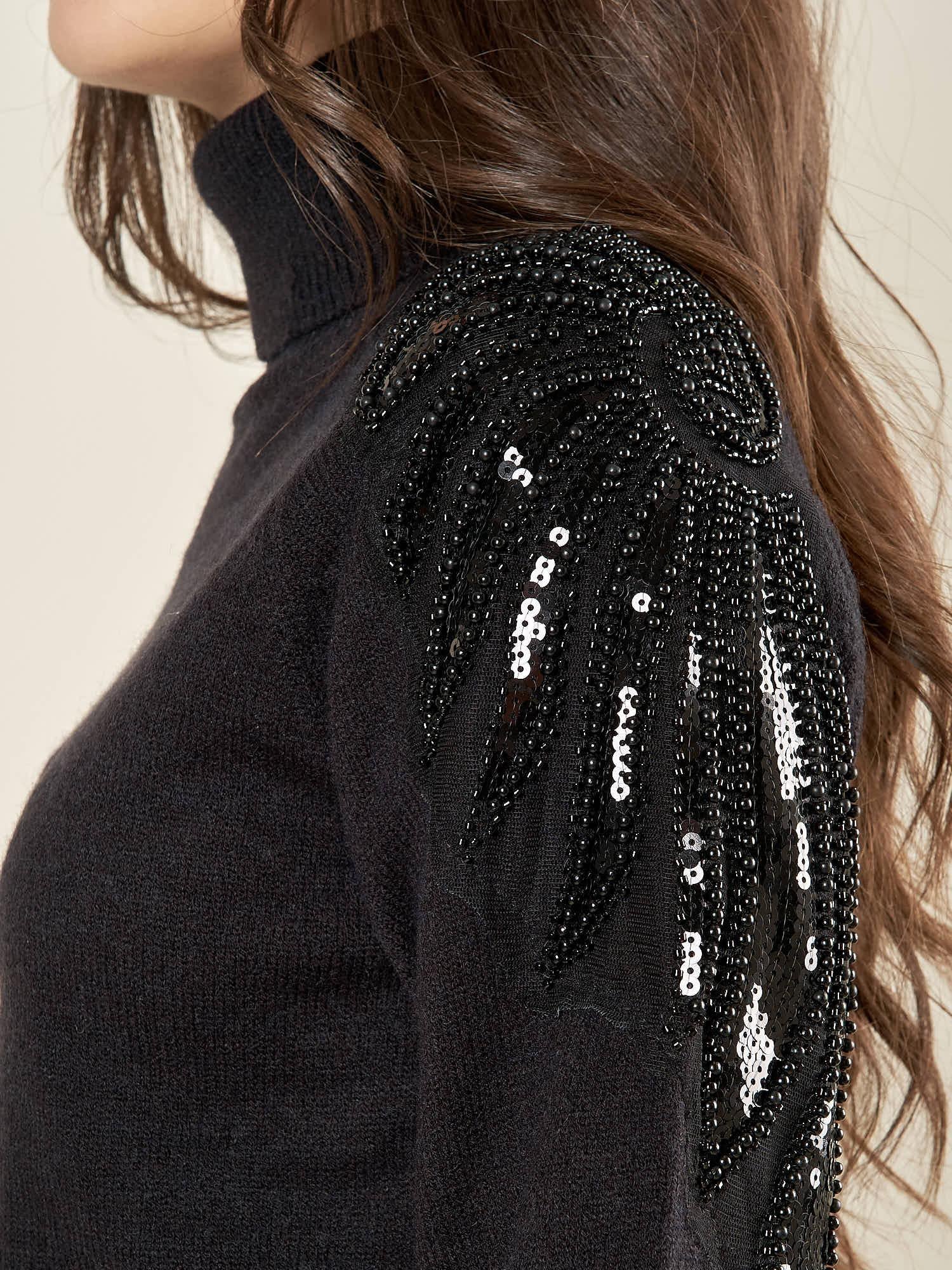 Maglia donna manica lunga con collo alto e applicazioni strass. Eleganza brillante e comfort quotidiano. MA002800 NERO ARTIGLI 