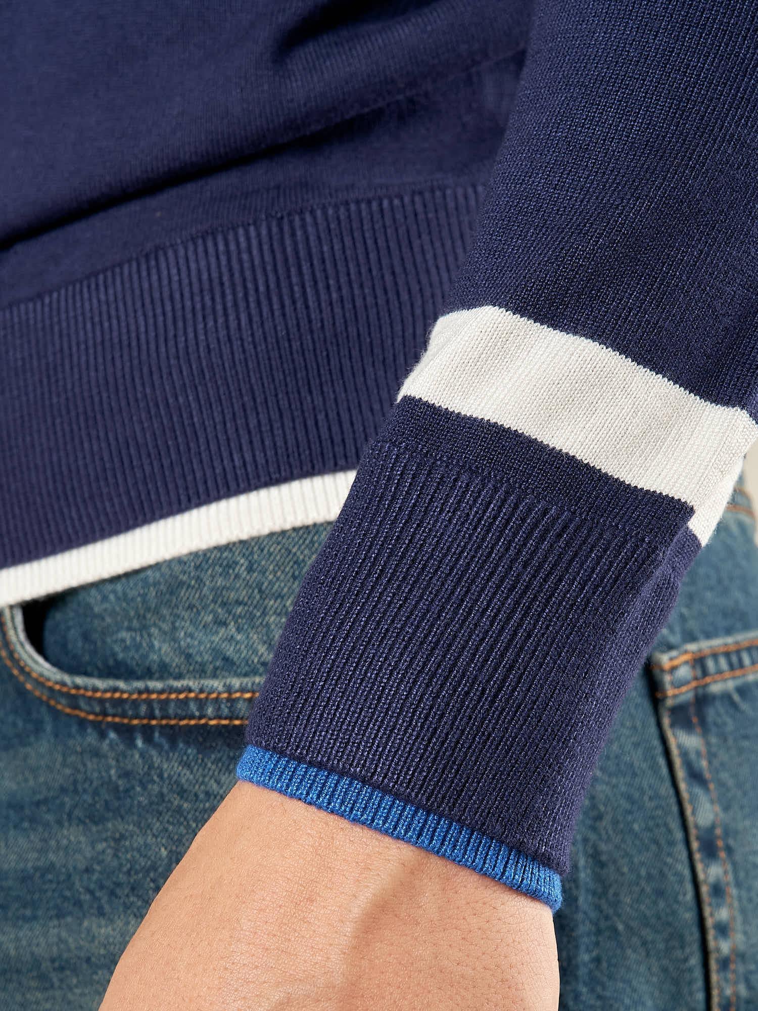 Maglia da uomo girocollo manica lunga in tessuto misto viscosa. Stile moderno e comfort quotidiano. OC1F2W5M85 BLU OVER-D 