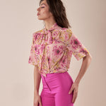 Camicia con fiocco manica corta fantasia floreale donna. CA000941 ROSA/GERAN ARTIGLI 