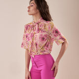 Camicia con fiocco manica corta fantasia floreale donna. CA000941 ROSA/GERAN ARTIGLI 
