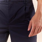 Bermuda Uomo chino in raso di cotone con pence e risvolto. CON2744425 NAVY CONSENSO 