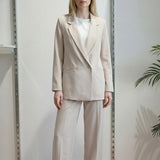 Giacca da donna in tessuto crêpe a doppio petto con due bottoni e tasche a filetto. DR5038 BEIGE REver 