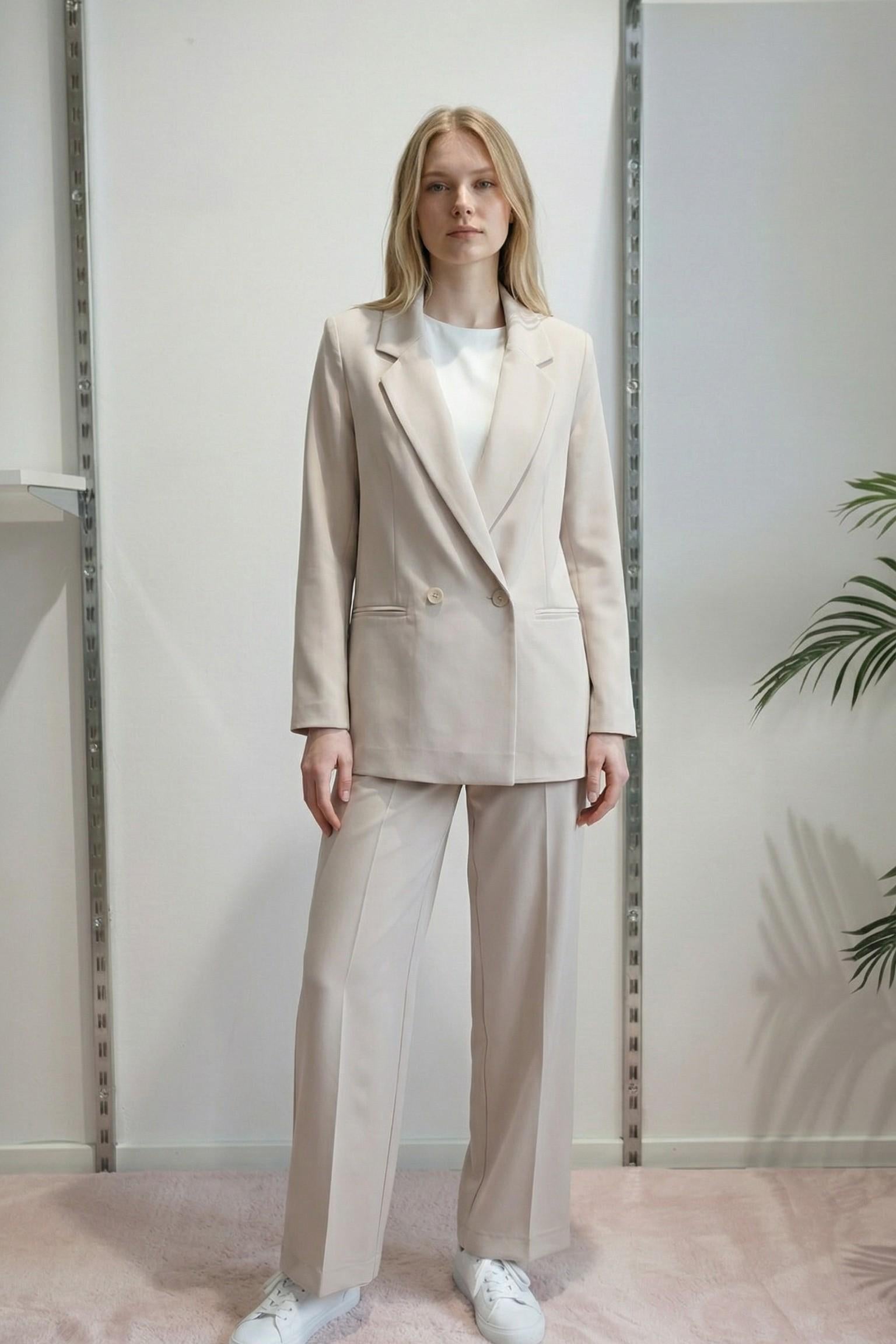 Giacca da donna in tessuto crêpe a doppio petto con due bottoni e tasche a filetto. DR5038 BEIGE REver 