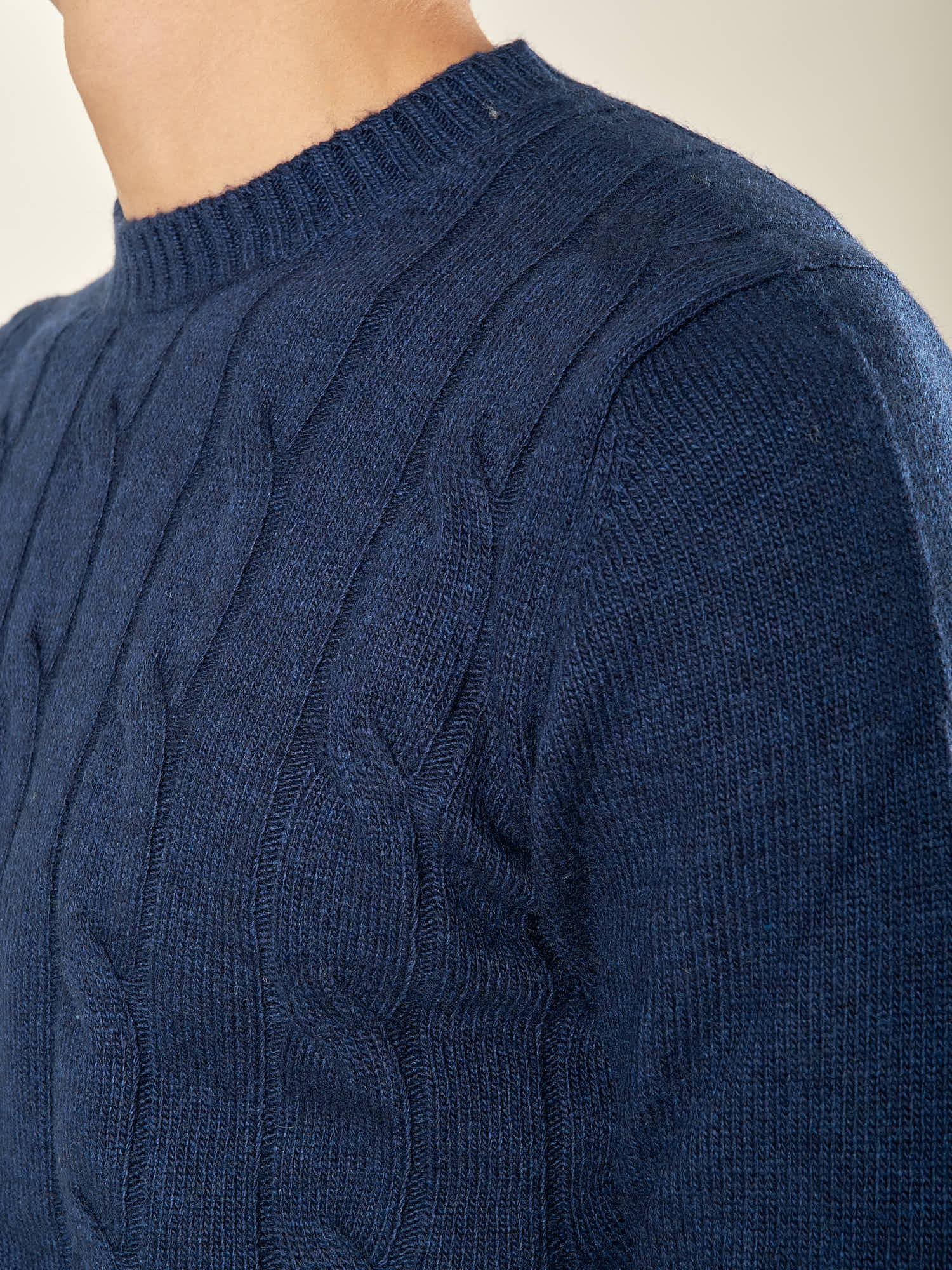 Maglia Uomo in Misto Cashmere a Trecce. Eleganza e Comfort per Ogni Occasione. CON4209225 PRUSSIA CONSENSO 