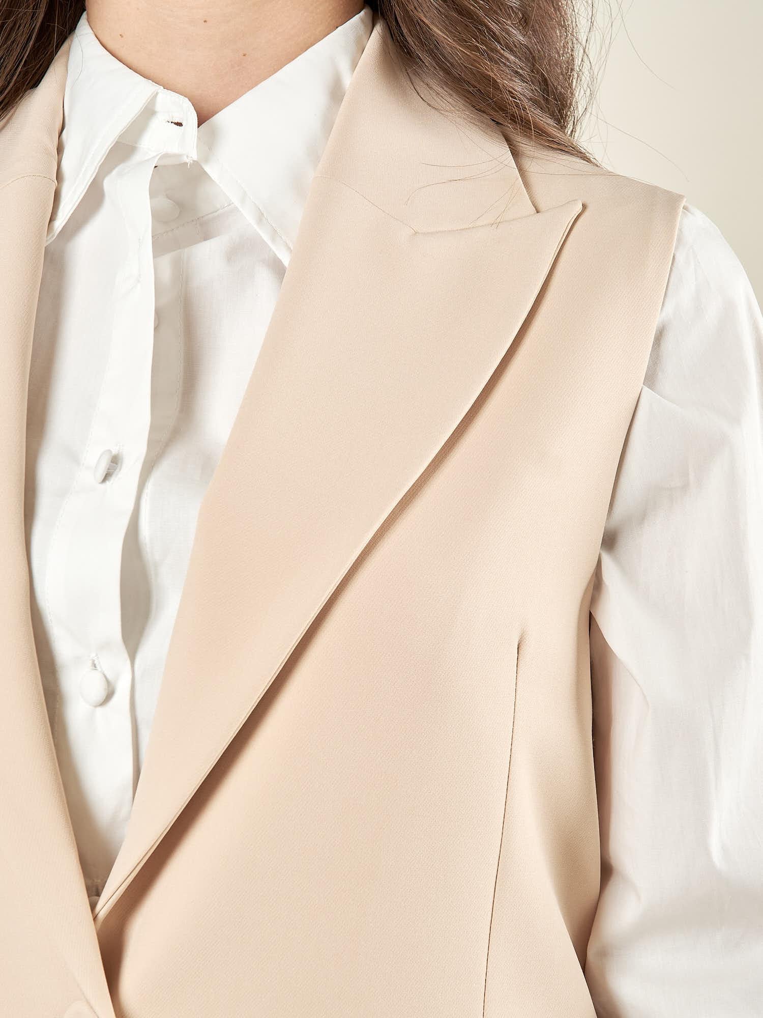 Gilet donna lungo in tessuto tecnico. Chiusura a un bottone, revers a lancia e tasche con pattine. GL003035 ONICE ARTIGLI 