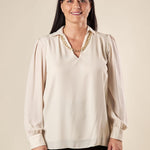 Blusa Donna Curvy con Collo Camicia  Dettaglio Collana e Arricciatura sulla Spalla. F708YBFSARA CREMA Lizalù 