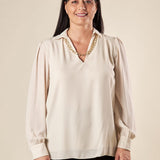 Blusa Donna Curvy con Collo Camicia  Dettaglio Collana e Arricciatura sulla Spalla. F708YBFSARA CREMA Lizalù 