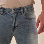 Bermuda di Jeans Chiaro da Uomo con Effetto Sabbiato e Rotture. M48663 DENIM SUPERIOR VINTAGE 
