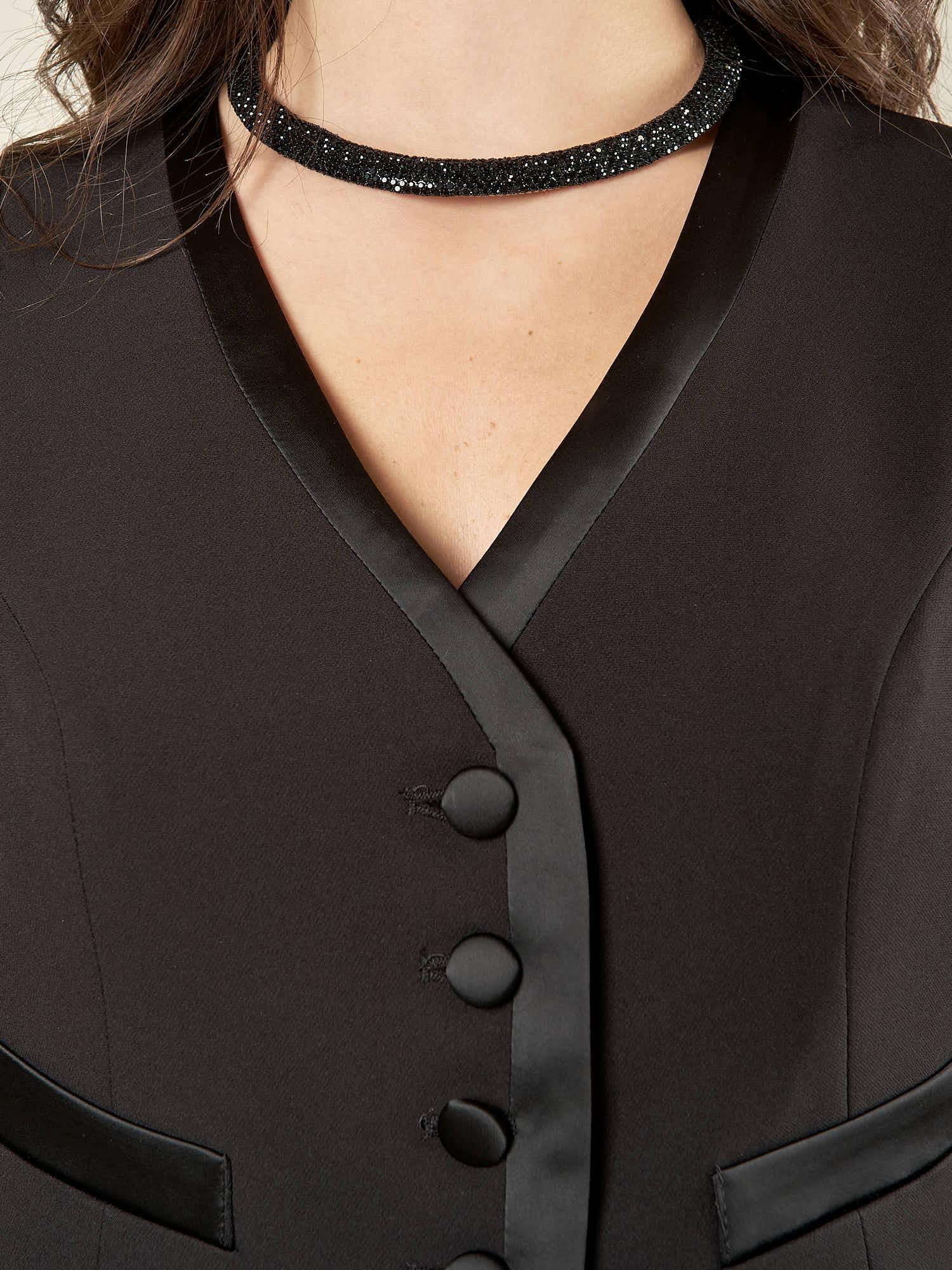 Gilet donna corto con bordi in raso. Tasche a filetto e bottoncini tono su tono. GL003001 NERO ARTIGLI 