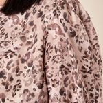 Blusa Donna Curvy Girocollo  Fantasia Animalier con Dettaglio Collana e Pience Comfort. F708YBFSAMU NERO Lizalù 