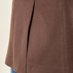 Cappotto donna monopetto ad un bottone. Tasche a filetto, petto a lancia e martingala sul retro. CP003470 CIOCCOLATO ARTIGLI 