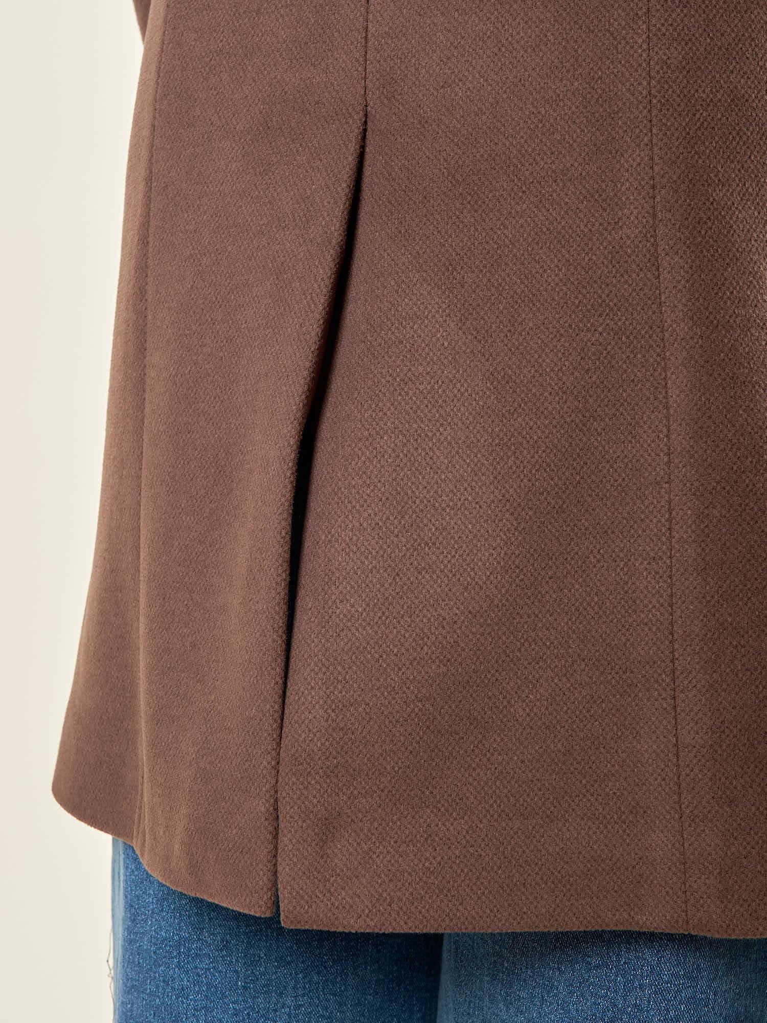 Cappotto donna monopetto ad un bottone. Tasche a filetto, petto a lancia e martingala sul retro. CP003470 CIOCCOLATO ARTIGLI 