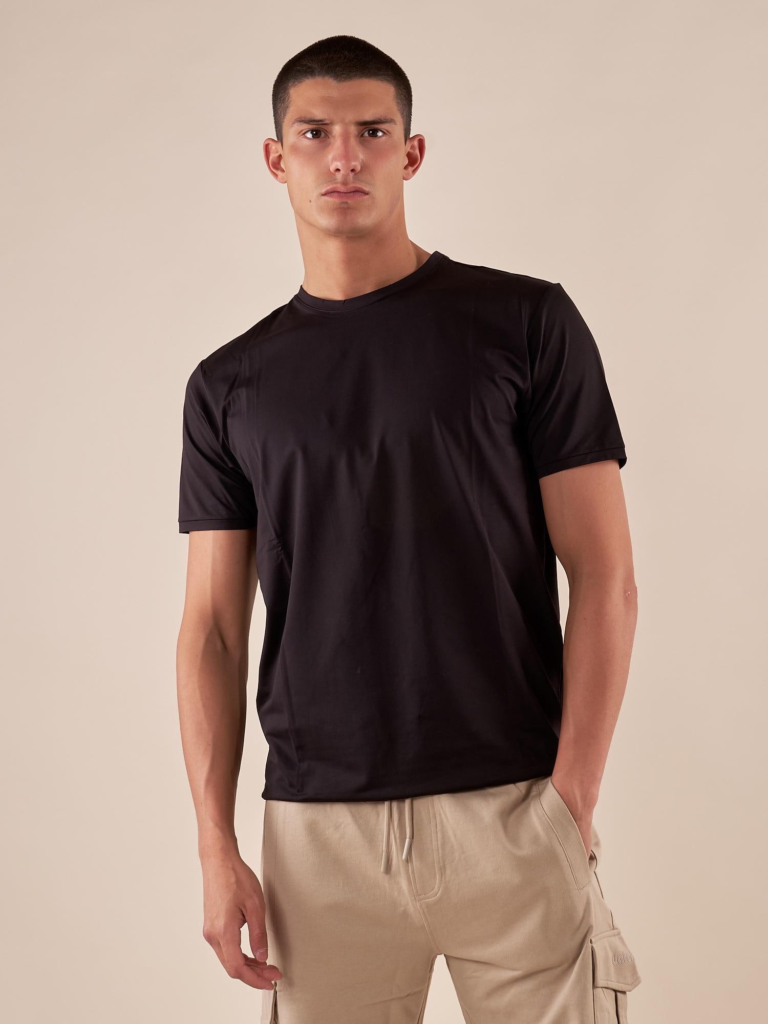 T-Shirt Uomo manica corta in tessuto tecnico traspirante ideale per sport e attività outdoor. M48952 NERO SUPERIOR VINTAGE 