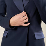 Giacca doppiopetto donna in scuba crepe con rever in raso.  Eleganza sartoriale e comfort moderno. GI003480 BLU ARTIGLI 